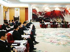 �l������R�̌F���������Q�d���ƒc�����܂߂���k