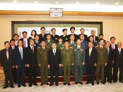 �c���Ɛl������R�֌W�҂Ƃ̏W���ʐ^