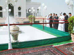 ���򑍗����g�Ƃ��ăA���u�񒷍��A�M�K��